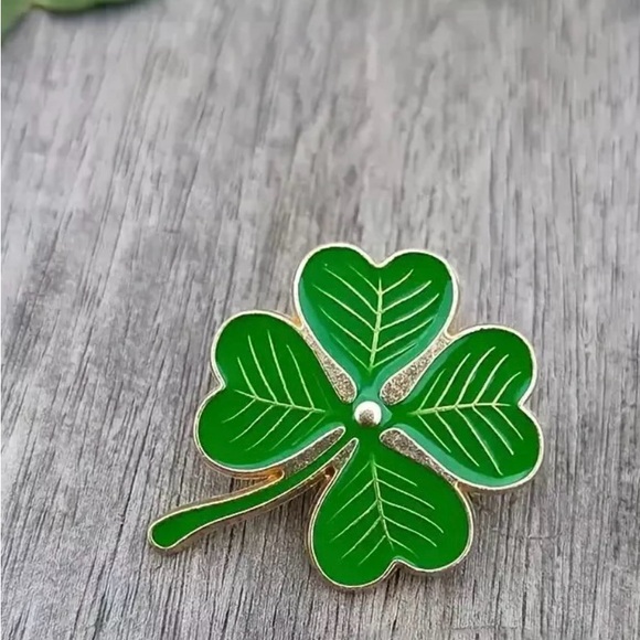 Four leaf clover pin green gold lucky clover leaf shamrock Irish broche NWT - Picture 1 of 2